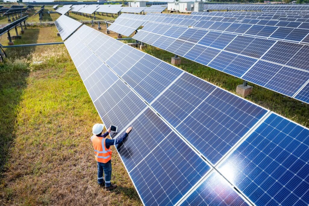 Global renewable energy company Low Carbon has announced that its 22MW Fox Covert Solar Farm, located in Buckinghamshire, has begun energisation.